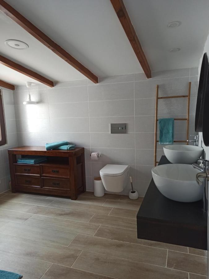 Beautiful Chalet With Wifi And Free Parking Arona  Bagian luar foto